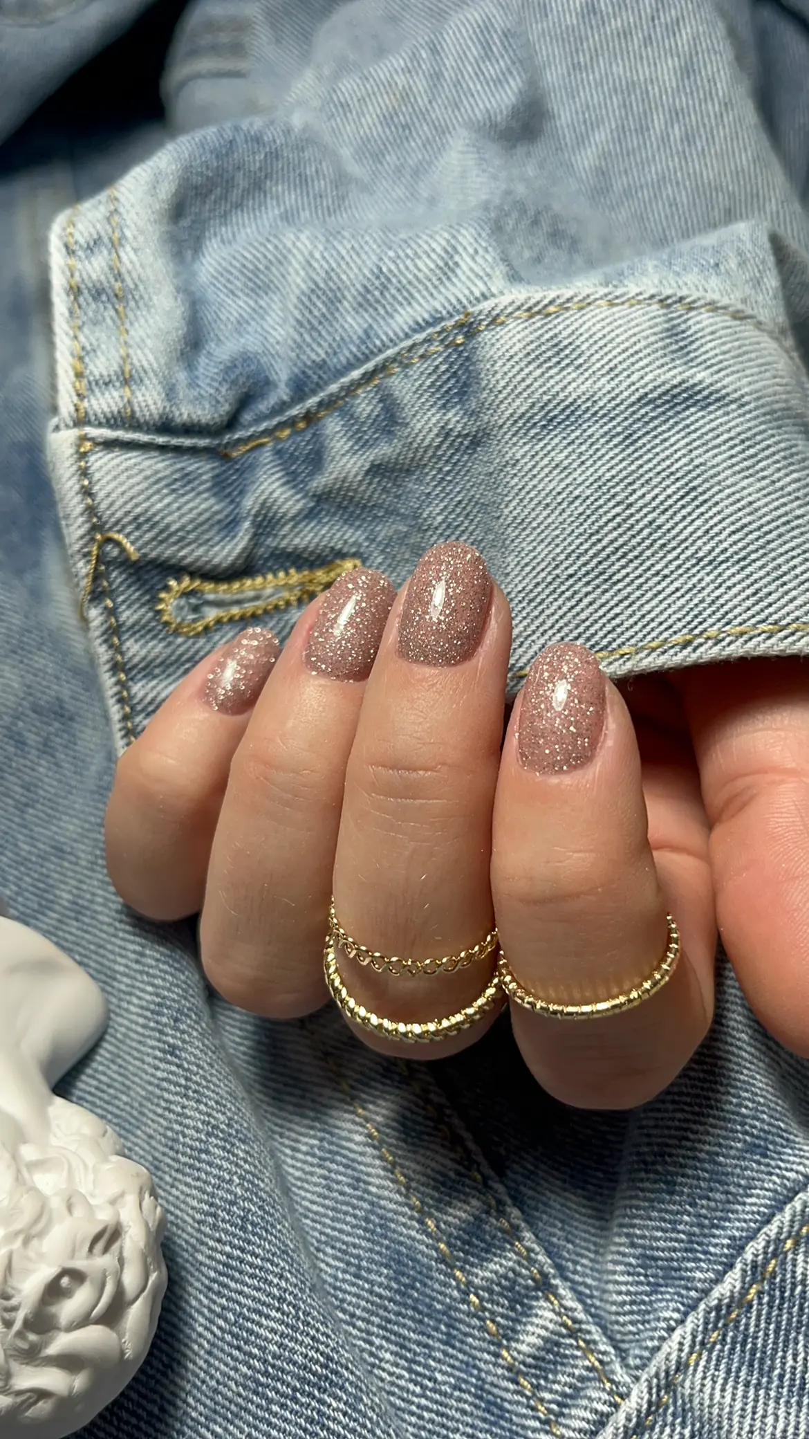 Short taupe manicure with a fine glitter finish